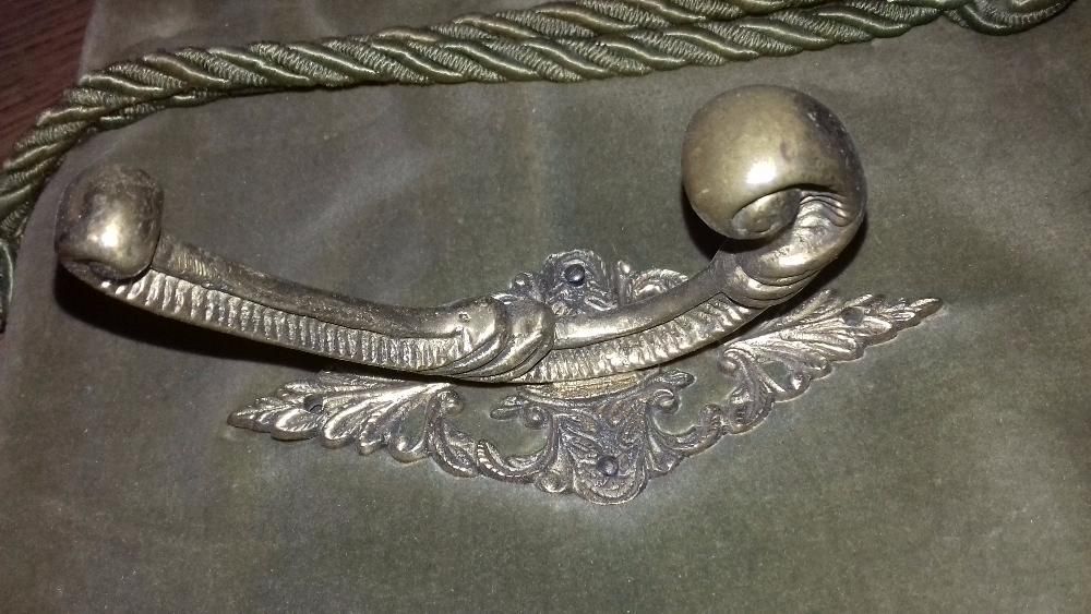 Cuier plușat cu agățătorile din bronz masiv.