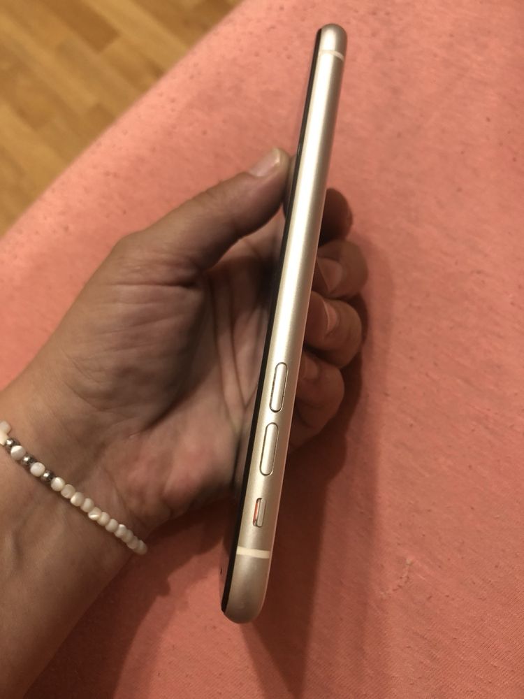 Продавам IPhone 11