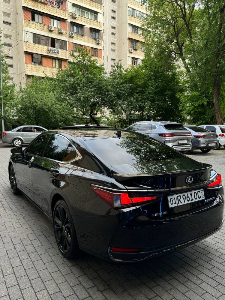 Lexus ES 300 Hybrid F sport 2023 год