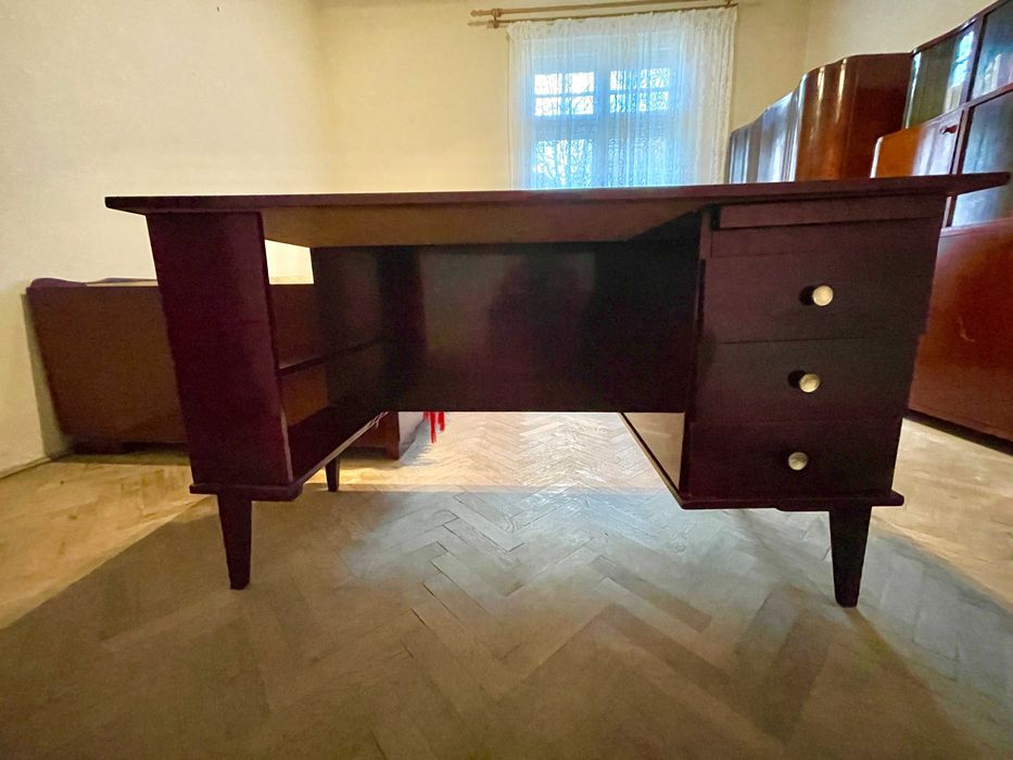 Mobila veche din lemn cu furnir de nuc