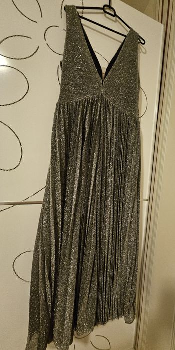 Разкошна, дълга, сребриста рокля