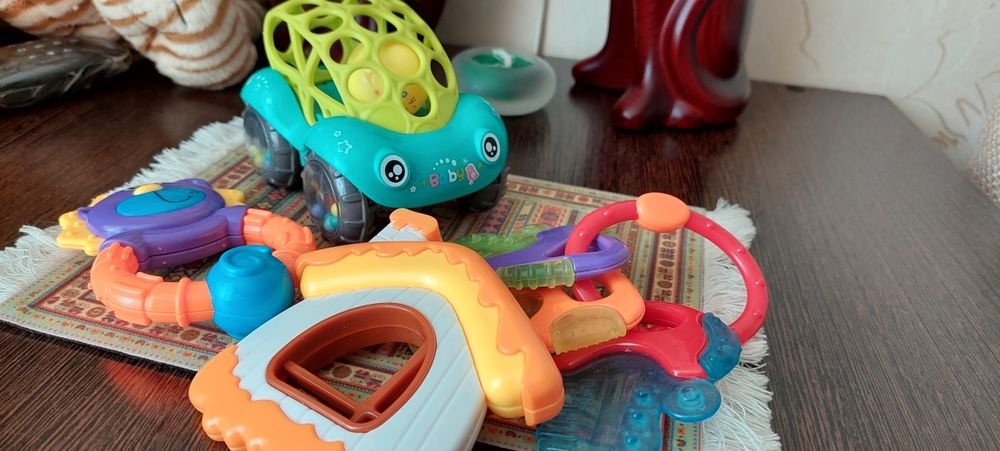 Машинка погремушка, грызунок с набором погремушек.