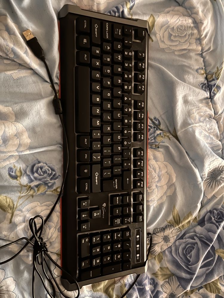 Vând tastatura gaming Genesis model RHOD 400. RGB