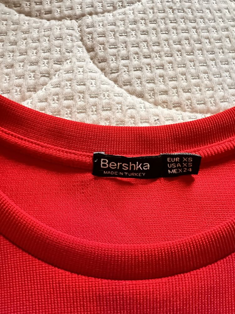 Червена рокля Bershka