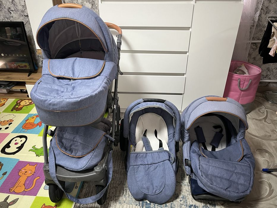 Продам коляску 3 в 1 Зима лето в хорошем состоянии почти  новая