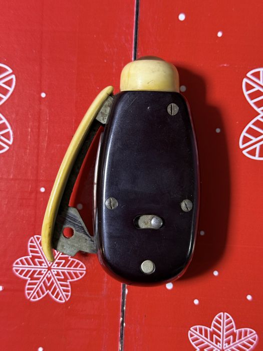 Lanternă cu dinam AEG, stare bună, funcționabilă