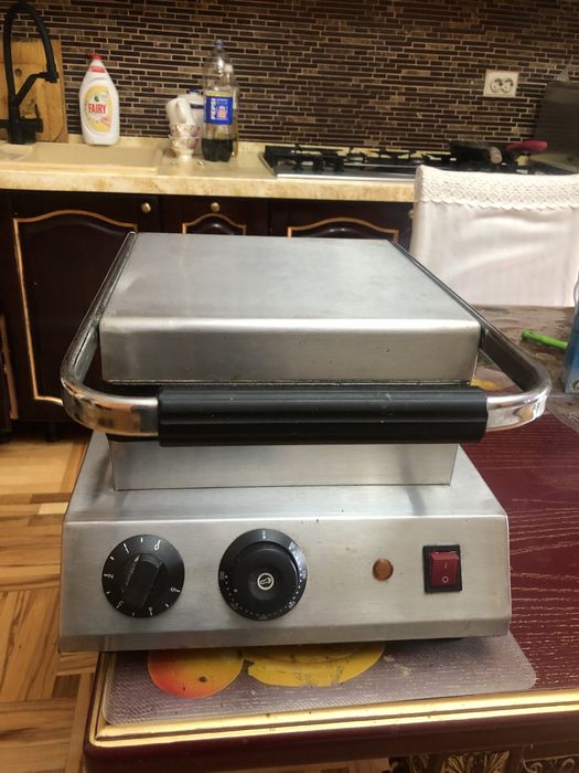 Вафельница бельгийская в отличном состоянии