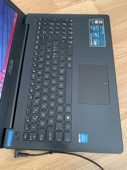 Laptop Asus functional cu incarcator.Cititi anuntul.