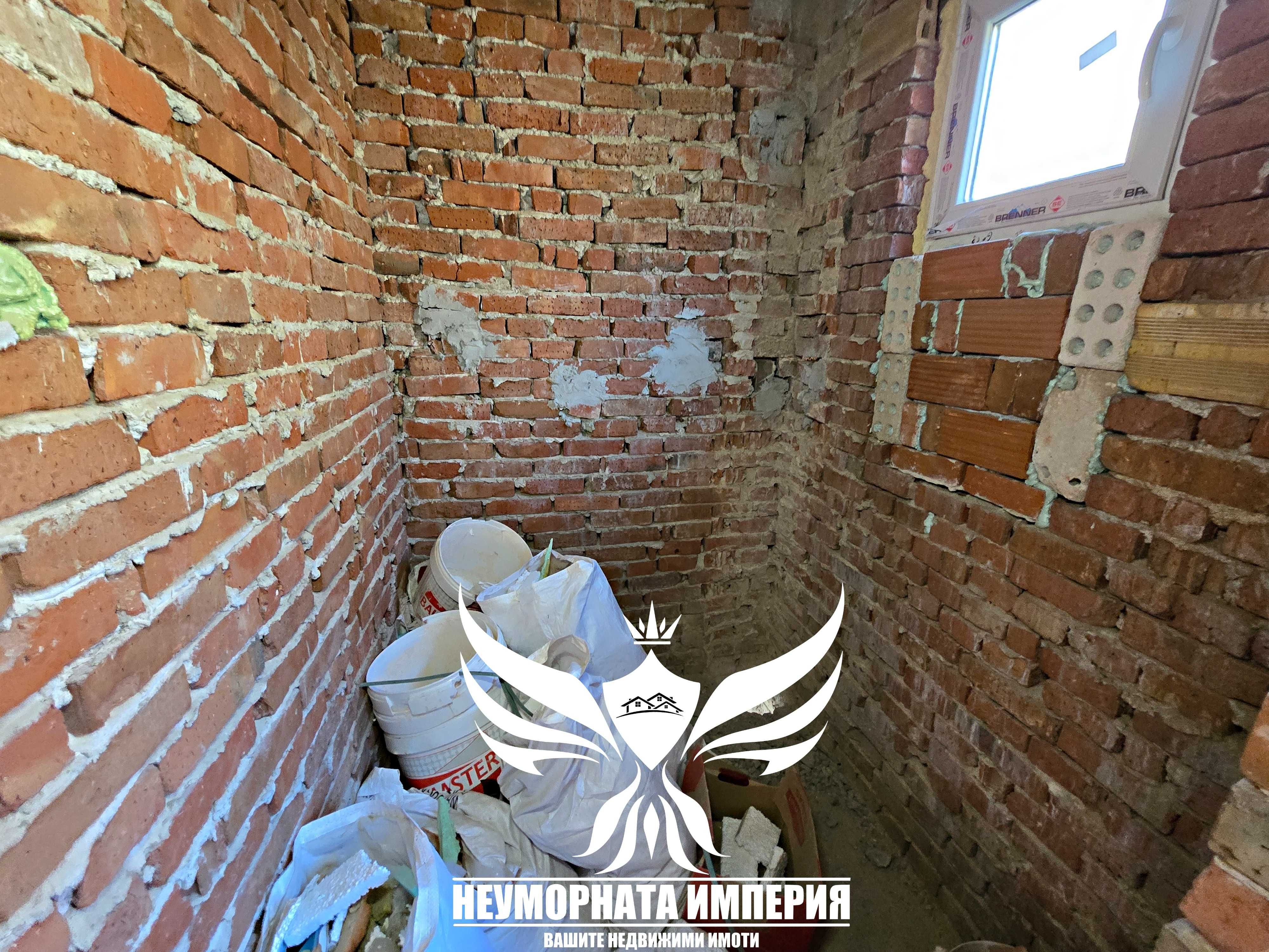 Триетажна къща с гараж и изолация 210РЗП с 564кв двор село Момчиловци