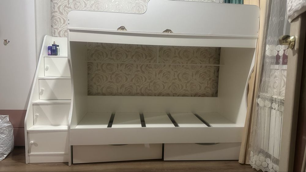 Срочно продам двухьярусную кровать.