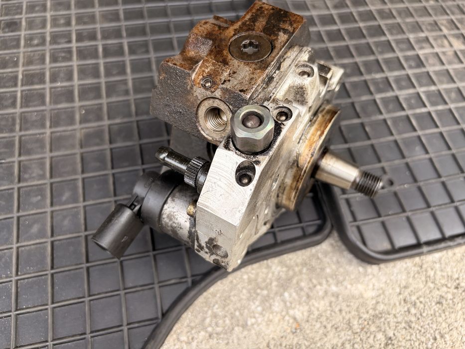 Bosch R70 CP3S3 BMW m57 горивна помпа със сензор