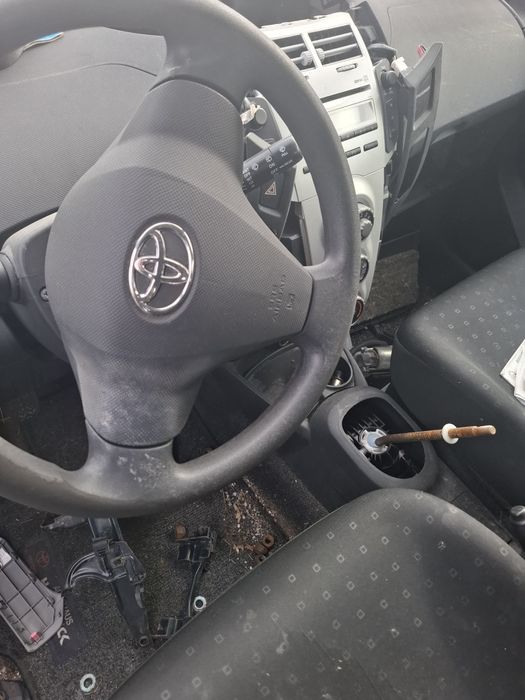 Vand bara fata ,capota Toyota Yaris