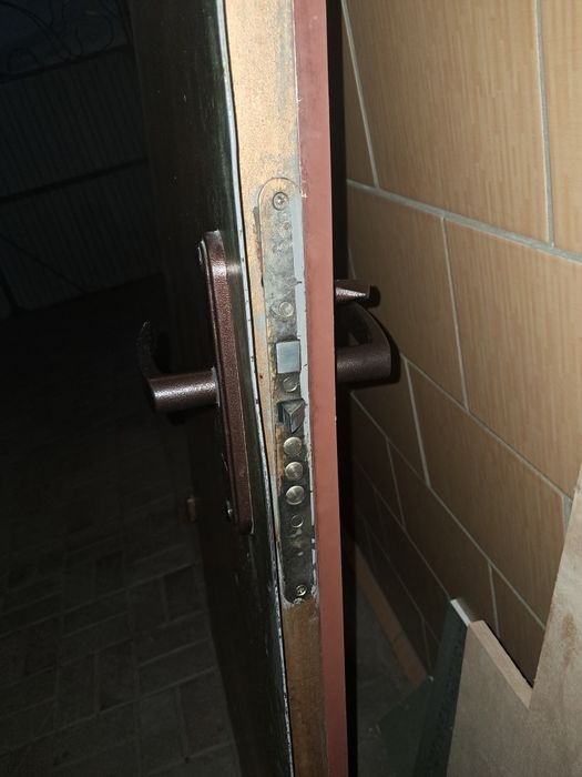 Продам входную дверь железная