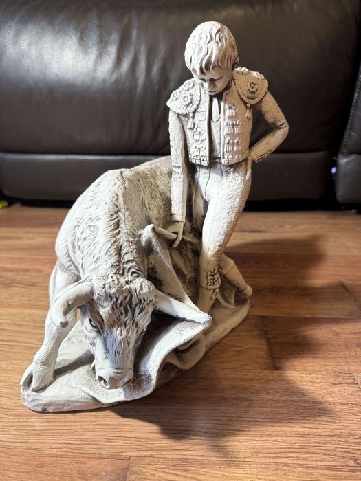 Statuetă toreador și taur – C. Vacca, sculptura piatra, stil spaniol