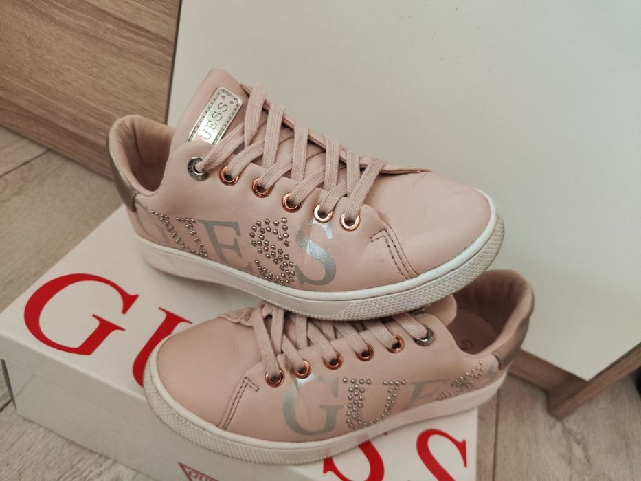Оригинални маратонки кецове Guess В отлично състояние. 36 номер. С кут