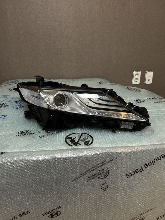 Продается правая фара RH на TOYOTA CAMRY 70 ( тойота камри )