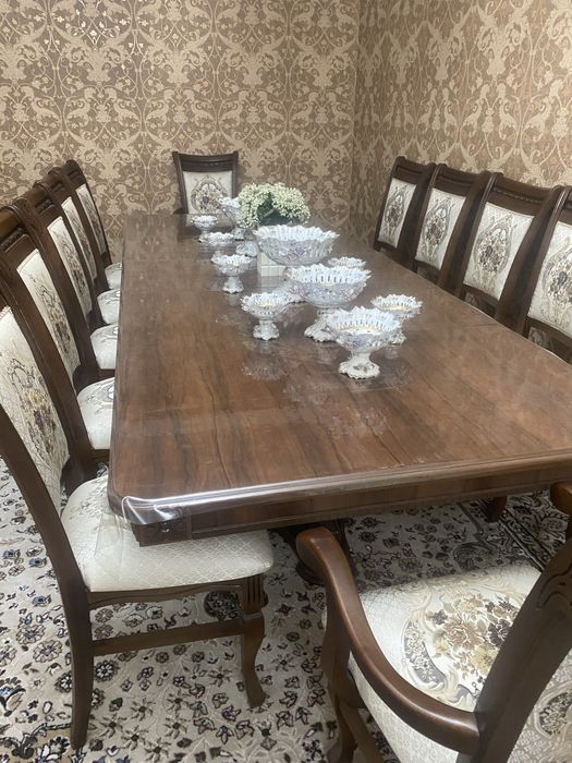 Продоетса стол, стуля 12 персон срочно