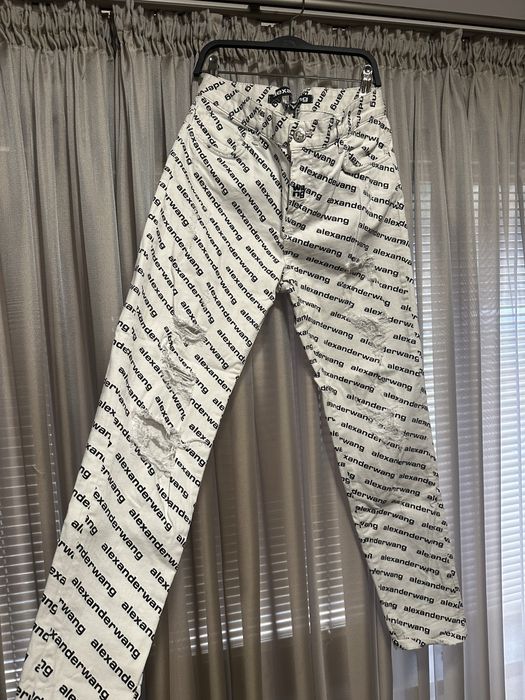 Бели дънки с надписи