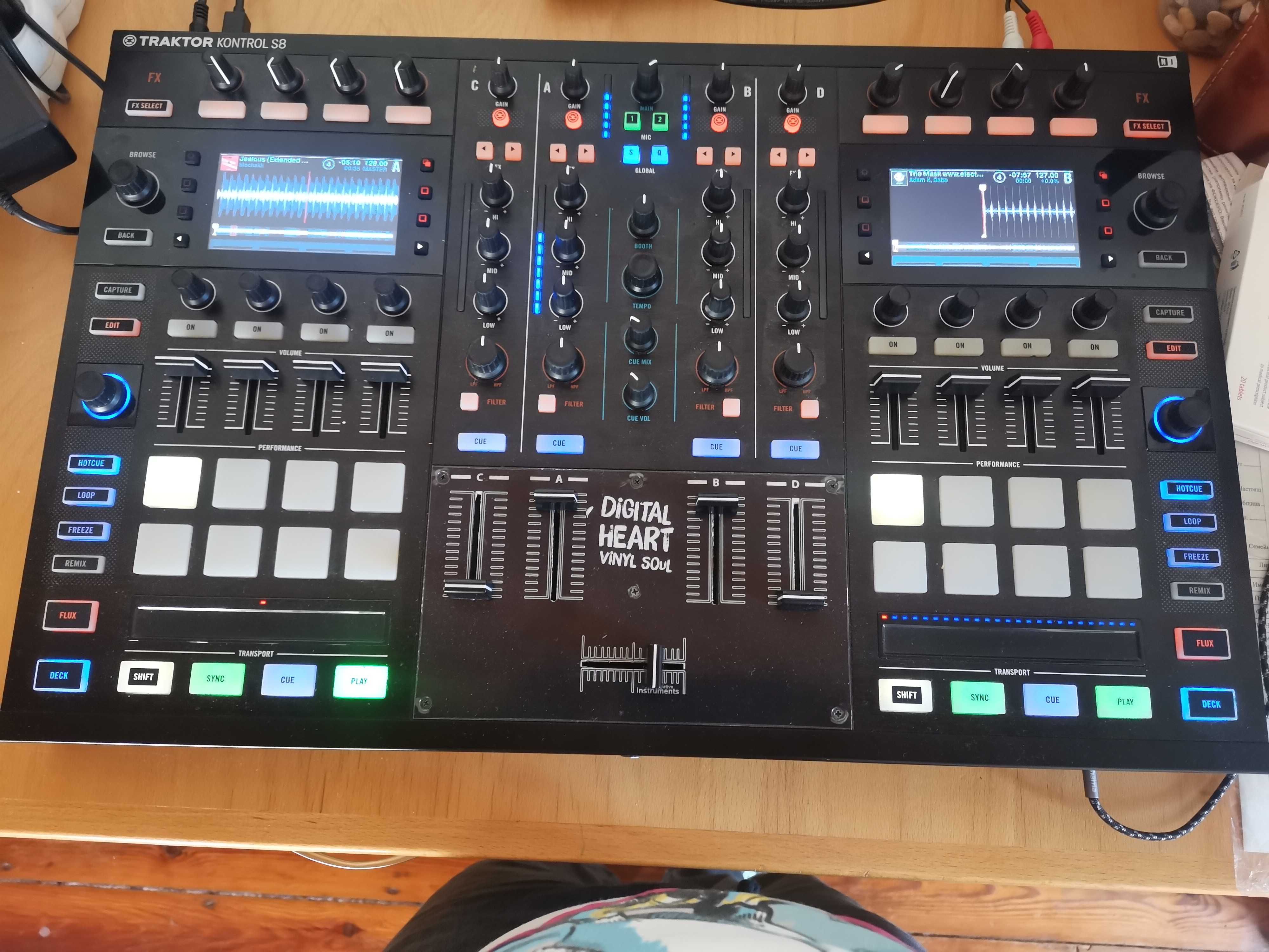 Контролер Traktor s8