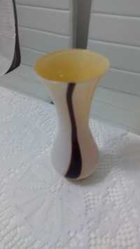 Елегантна вазичка с дискретна шарка