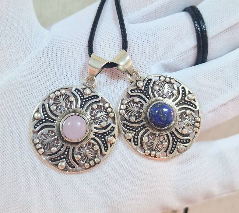 Кулоны с натуральными камнями.