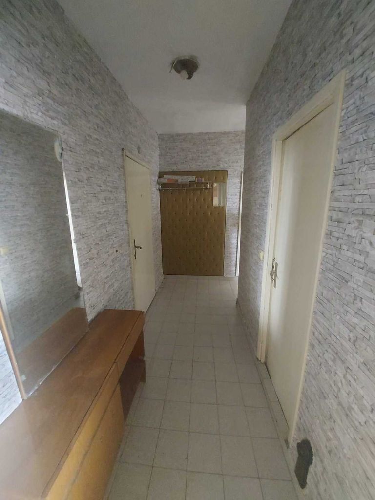 Продава се Двустаен апартамент в Шумен, Тракия - 63 кв.м за 1036 €/кв.м - Снимка #3