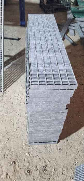 Trepte zincate rezistente pentru scări metalice