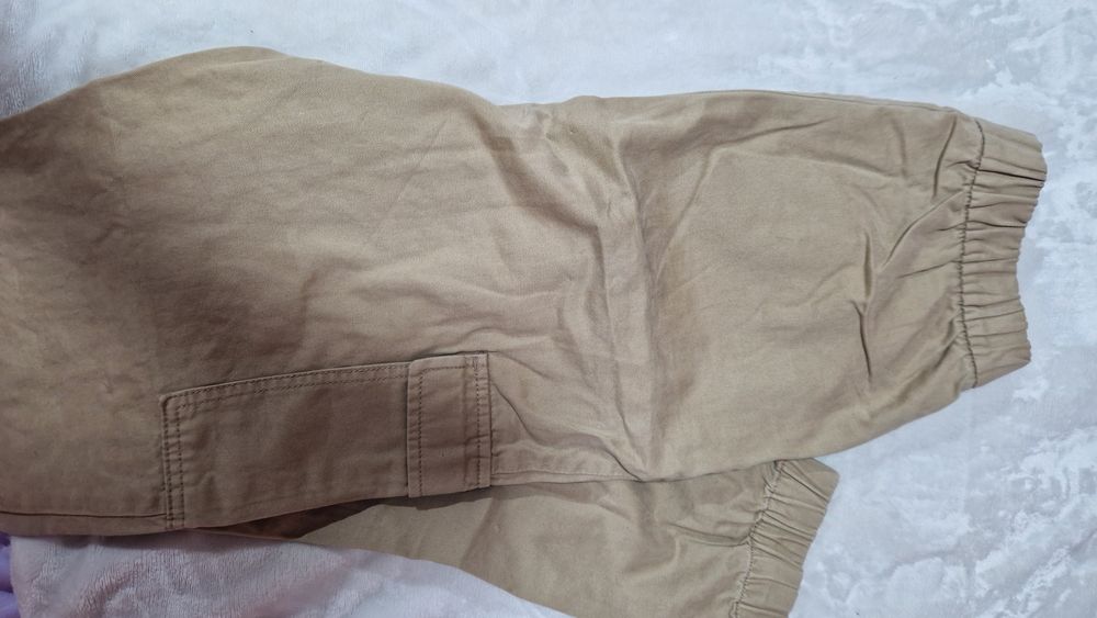 Pantaloni cargo.