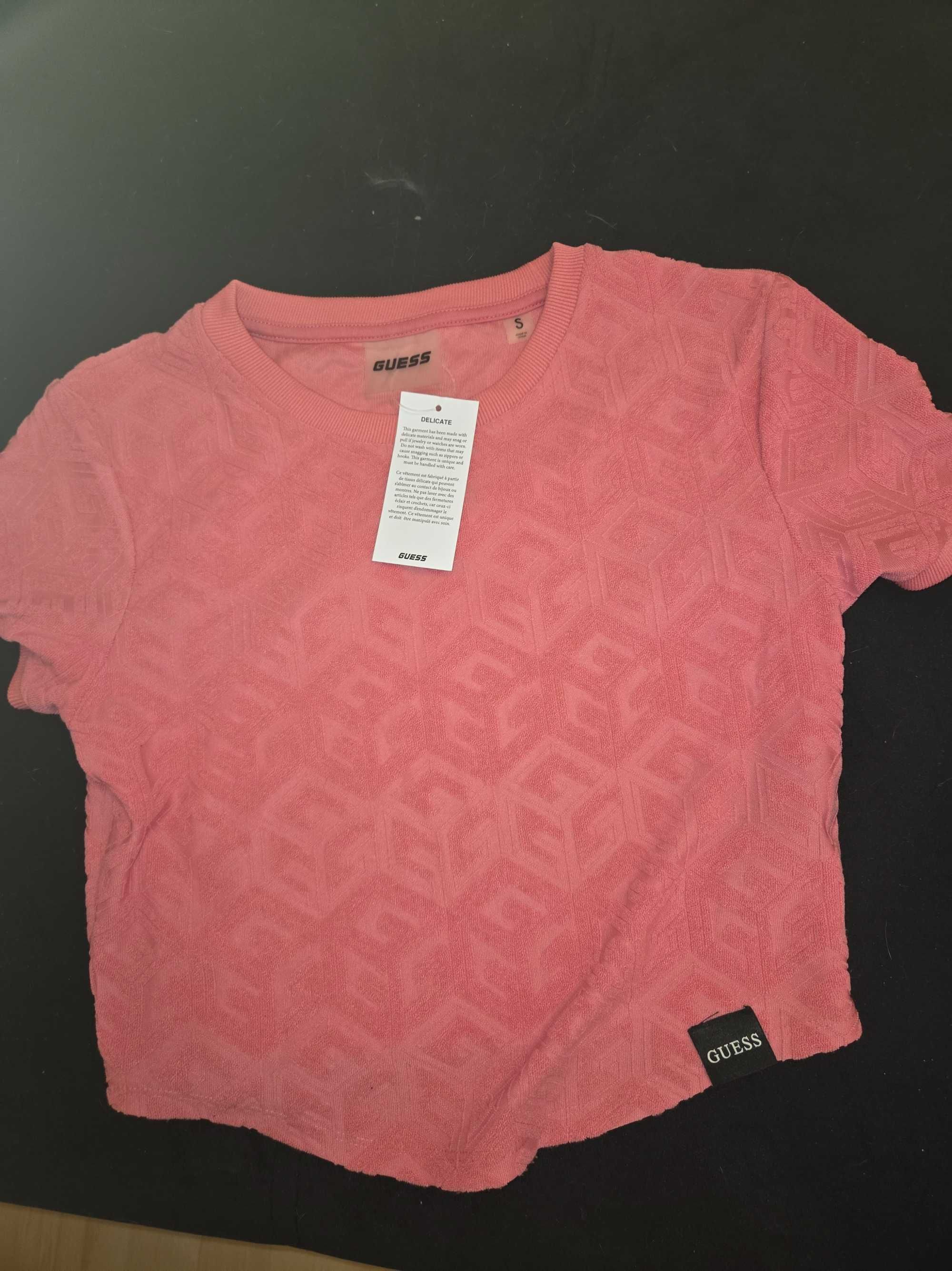 Дрехи на Guess .