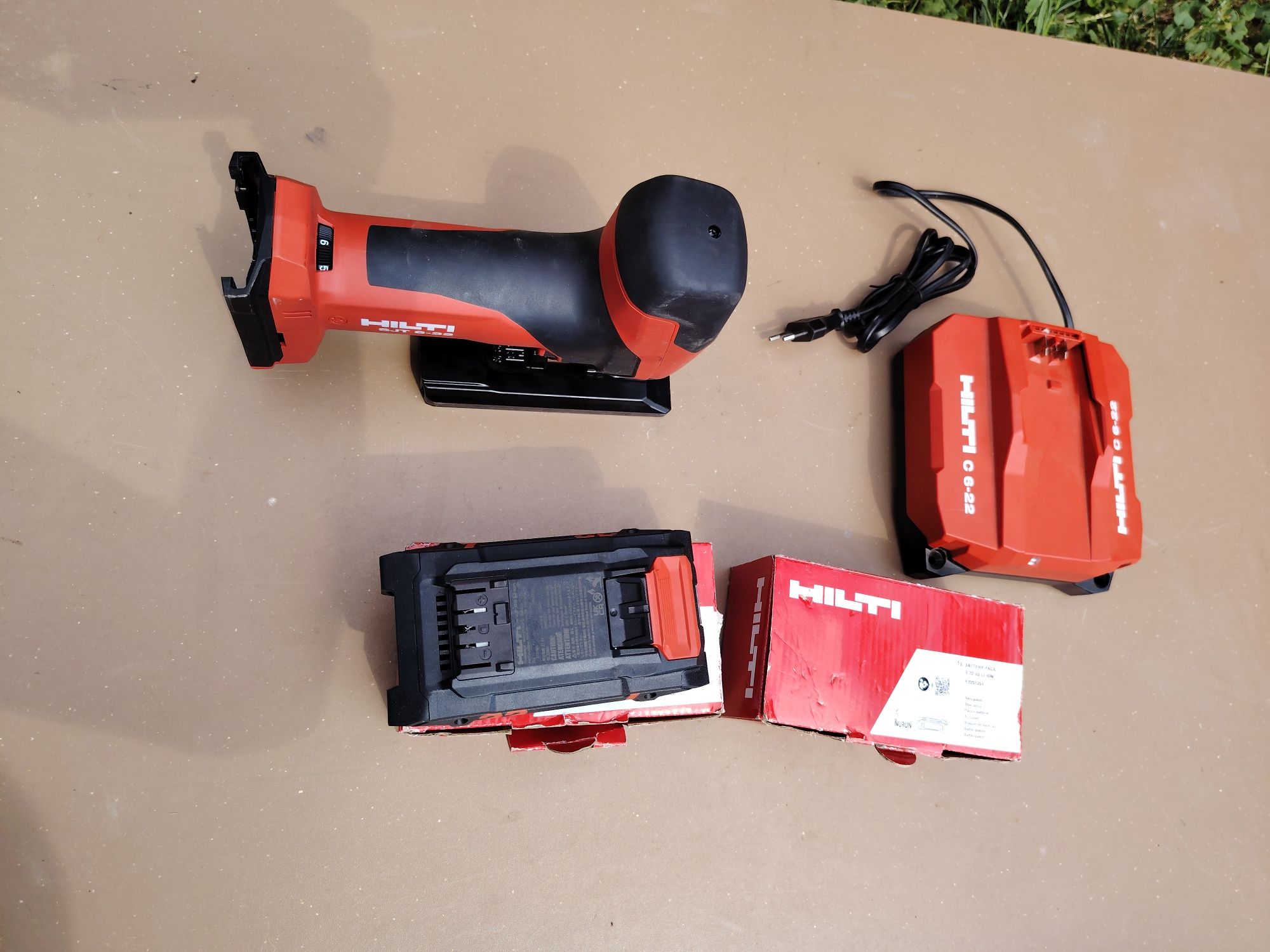 Fierastrau pendular HILTI SJT 6-22 incarcator + acumulatori