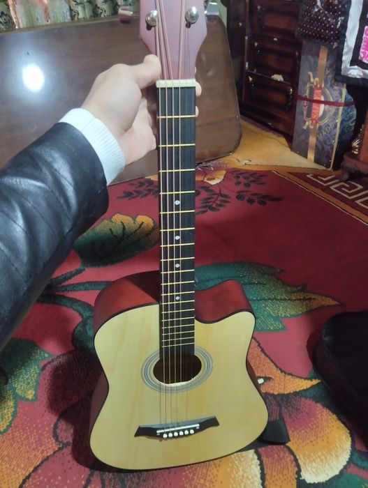 Гитару продам акустическая