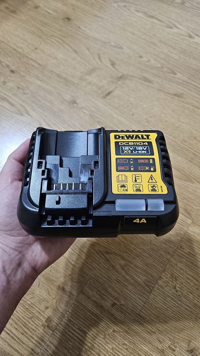 Incarcator Profesional Dewalt - DCB1104