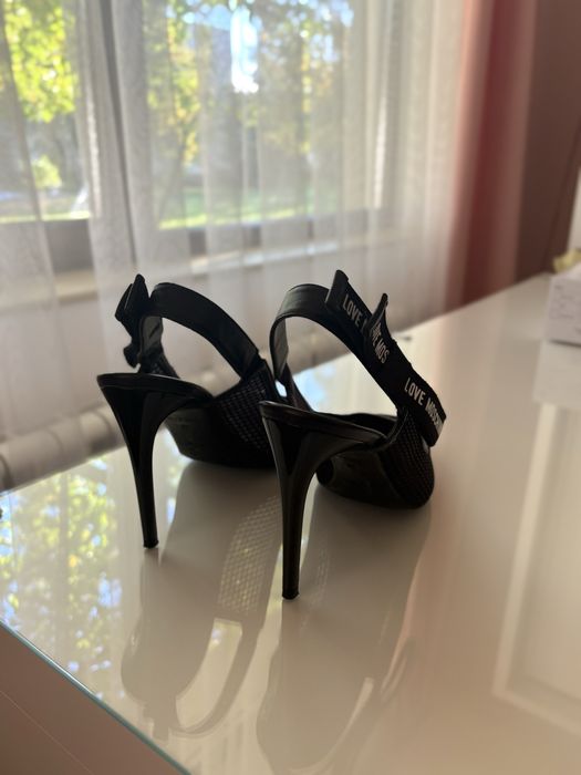 Черни токчета Love Moschino