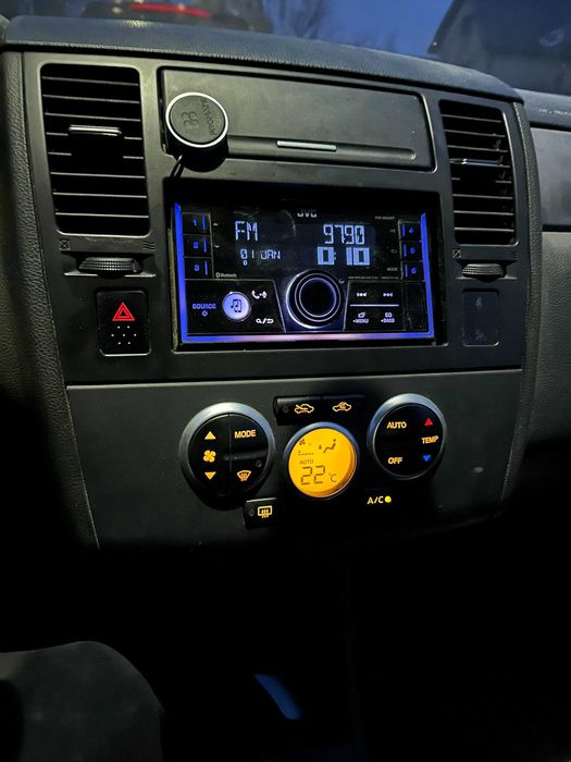 Nissan Tiida - Aproape de pomana