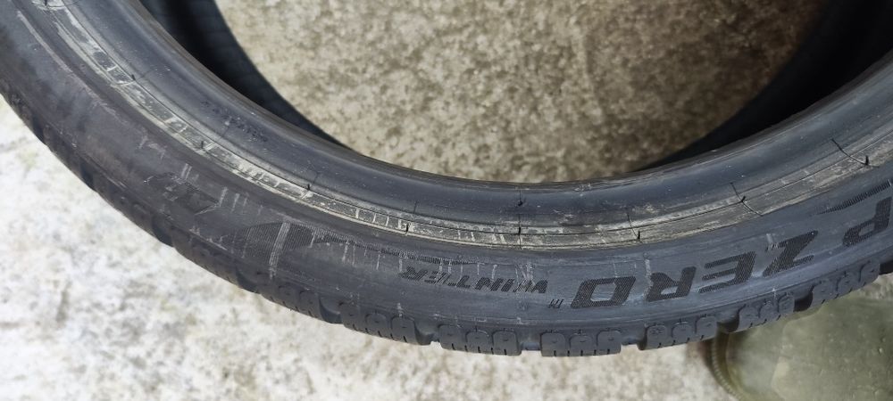 Vând 4 cauciucuri Pirelli 245 35 R19