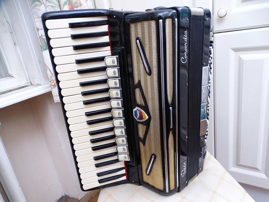 Италиански акордеон CONCORDIA Italia - 120 баса