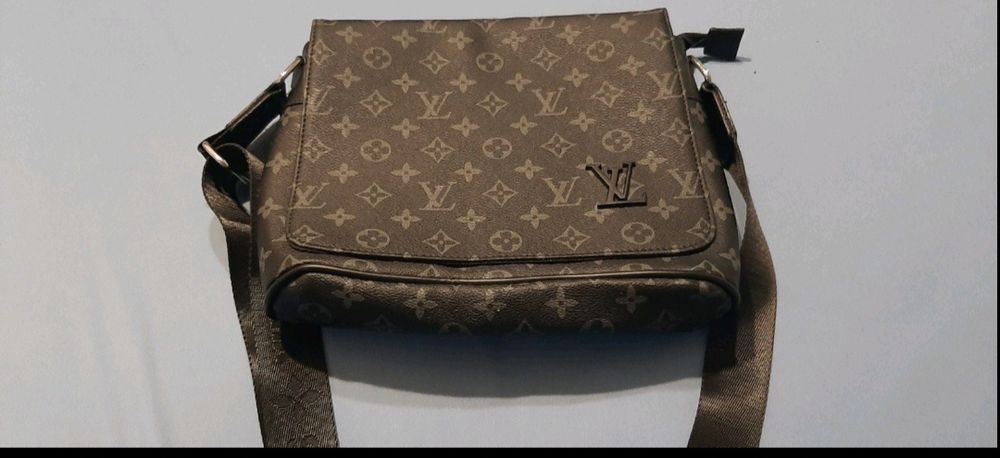 Чисто нова мъжка чанта LV