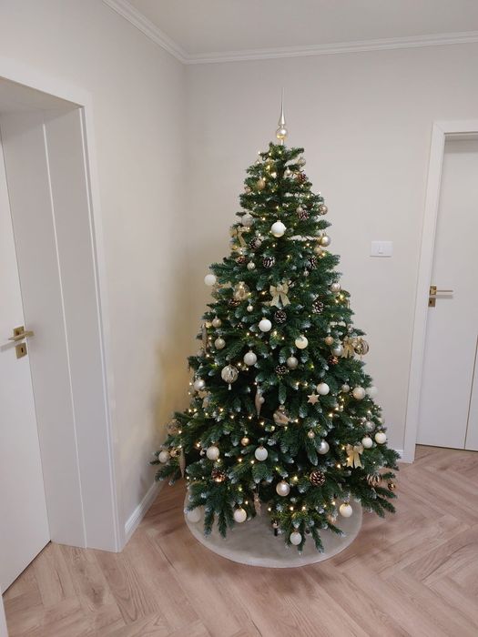 Brad artificial de lux cu aspect nins și conuri