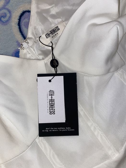 Елегантна бяла рокля с етикет