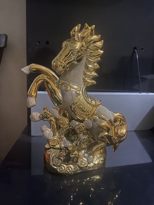 Продам лошадь статуетку