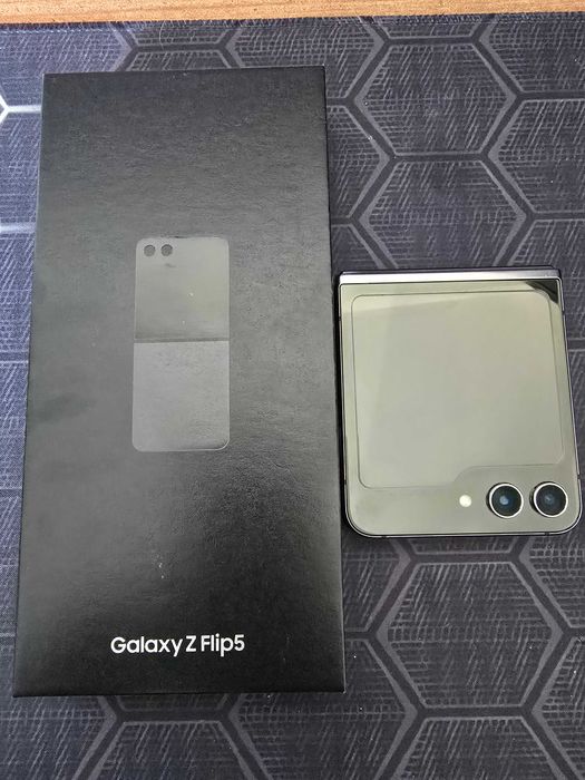 Samsung Galaxy Z Flip 5 – 256 GB, cu husă originală, stare foarte bună