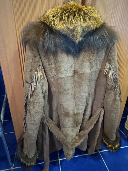 Vand haina scurta de blana , masura 40, culoare bej, garnituri vulpe