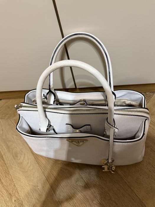 Бяла дамска чанта Guess