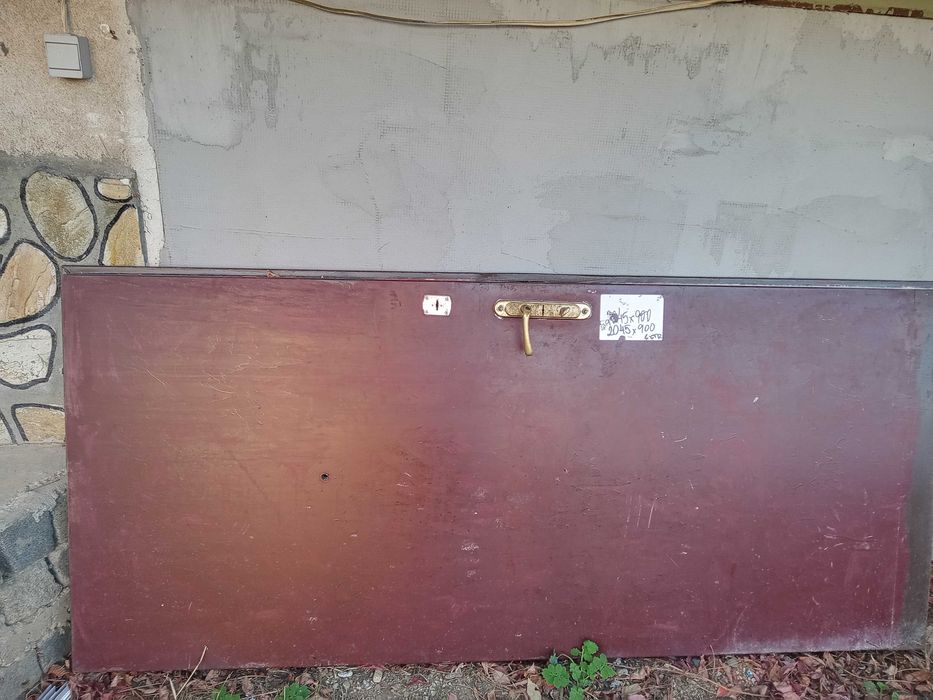 Продавам врата външна желязна употребявана