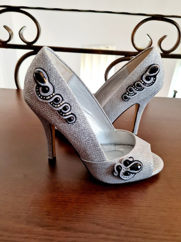 Pantofi argintii cu decorațiuni handmade