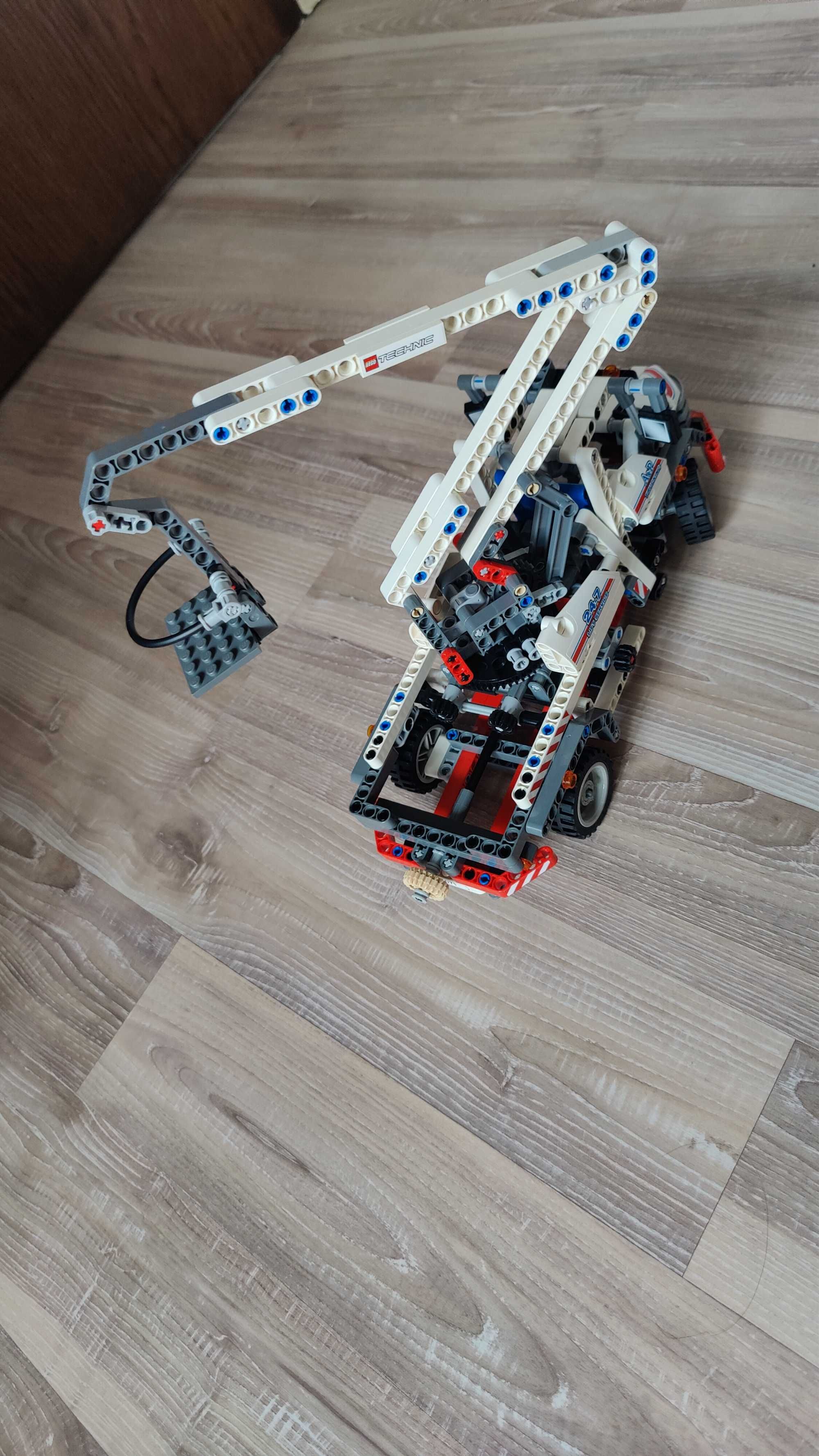 LEGO Technic 8071 - Bucket Truck