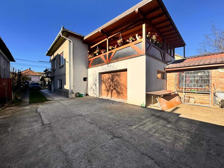 Casa de vanzare la intrarea in BACIU