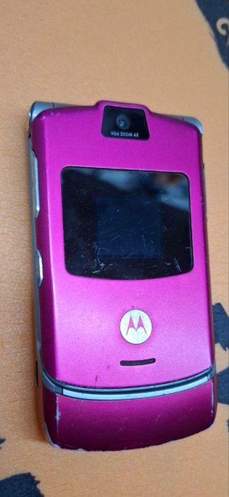 Продам motorola RAZR V3  на запчасти
