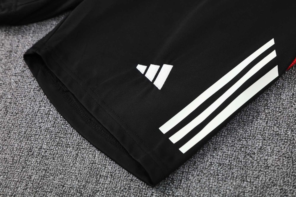 Compleu Adidas Manchester United model rar de antrenament 24/25