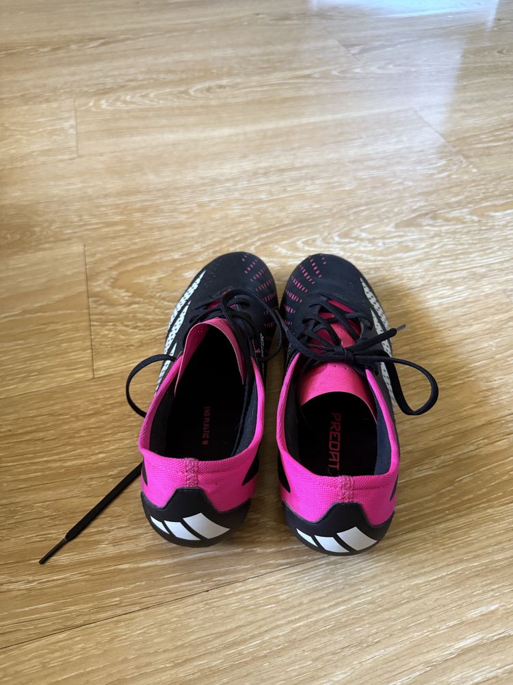 Ghete fotbal fotbal marca adidas predator